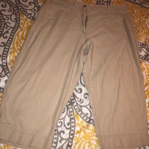 Women’s plus sized linen capris!